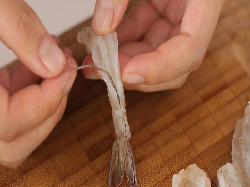 Cũng phải lưu ý rằng, đường chỉ trên lưng tôm chính là đường tiêu hóa của tôm, phải loại bỏ nếu không phân tôm và cặn thức ăn không tiêu hóa được sẽ gây nguy hiểm cho sức khỏe.