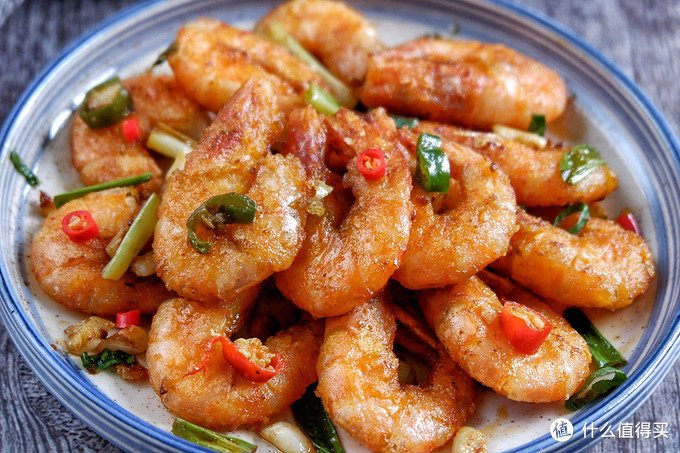 Nếu tự chế biến thì nhất định phải làm sạch trước khi nấu. Nấu kỹ ở nhiệt độ cao bởi vi khuẩn, ký sinh trùng và trứng ký sinh rất dễ tích tụ trong tôm, cần phải khử trùng và khử hoạt tính ở nhiệt độ cao, đây là khâu quan trọng nhất để đảm bảo an toàn khi ăn tôm.