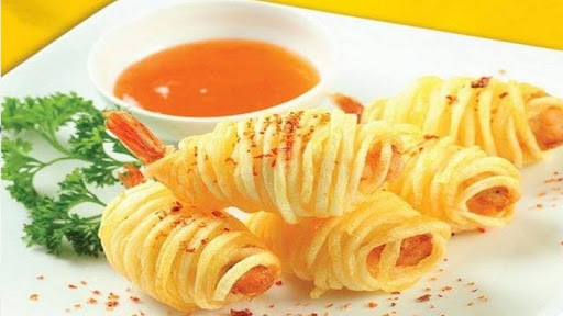 Bên cạnh đó, những người bị dị ứng nên thận trọng khi ăn tôm bởi thịt tôm có nhiều protein dị hợp, có thể trực tiếp hoặc gián tiếp kích thích các phản ứng quá mẫn trong cơ thể và kích thích tế bào tiết ra các hoạt chất sinh học như histamine và serotonin.