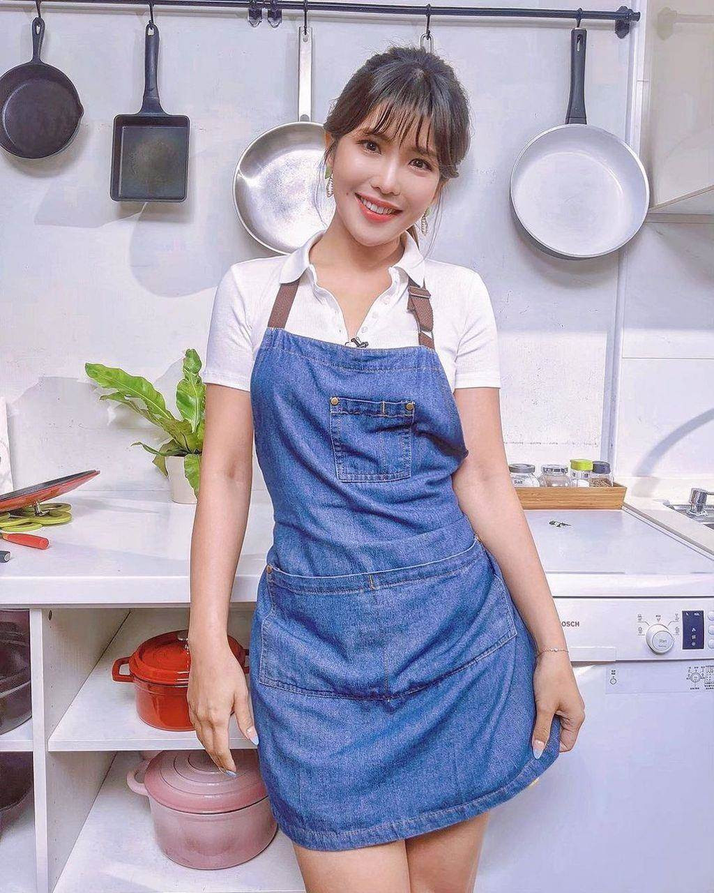 Ula Shen còn được tiếng là đảm khi thường xuyên vào bếp, tự mình nấu ăn. Dù chỉ mặc tạp dề, cô cũng vẫn rất xinh đẹp.