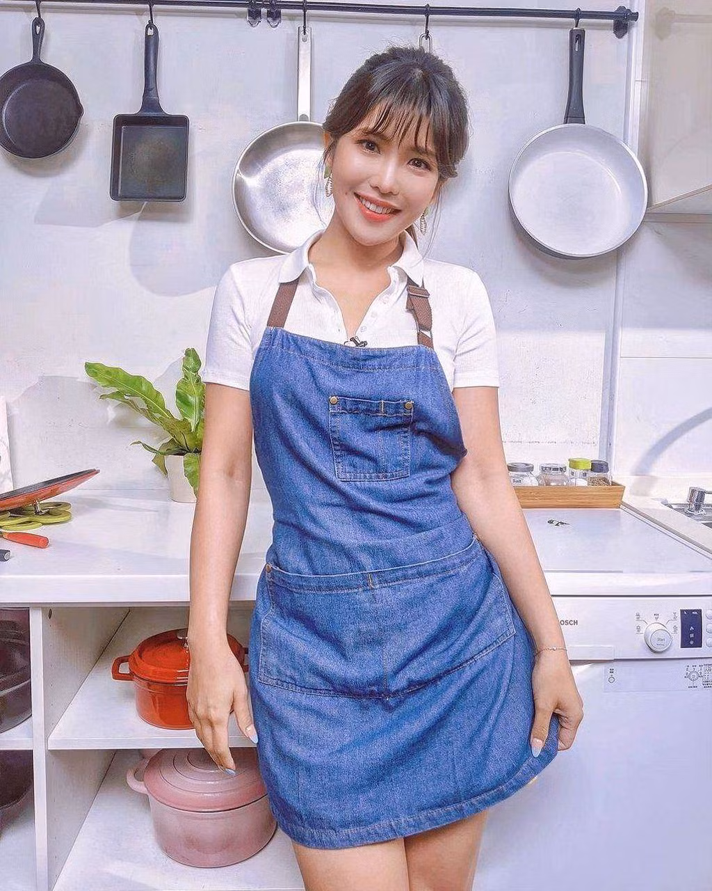 Ula Shen còn được tiếng là đảm khi thường xuyên vào bếp, tự mình nấu ăn. Dù chỉ mặc tạp dề, cô cũng vẫn rất xinh đẹp.