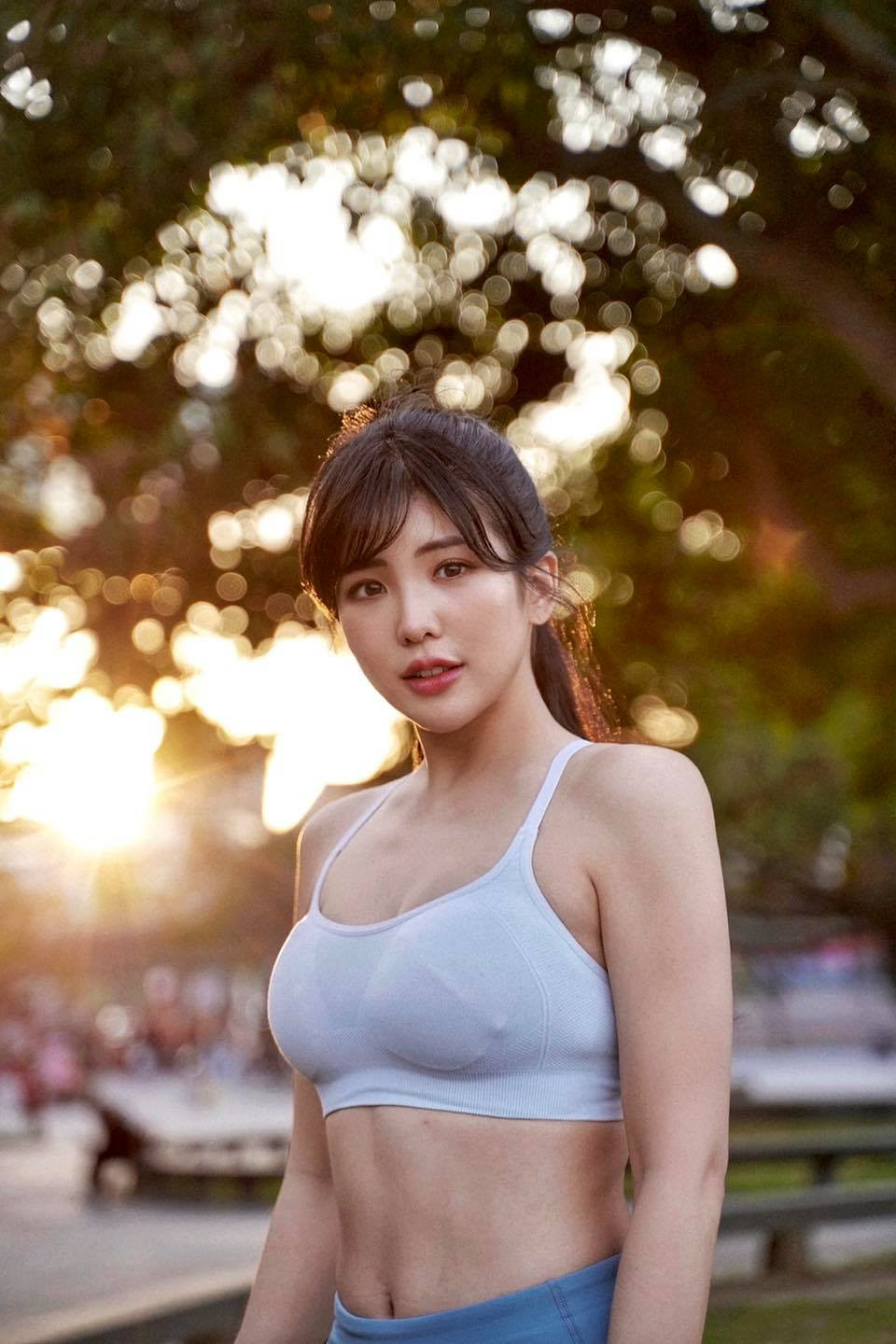 Khi được hỏi về bí quyết giữ dáng, Ula Shen không ngần ngại chia sẻ. Theo cô, muốn có dáng vóc đẹp, ngoài việc ăn uống phù hợp, vừa phải thì tập luyện là mấu chốt.