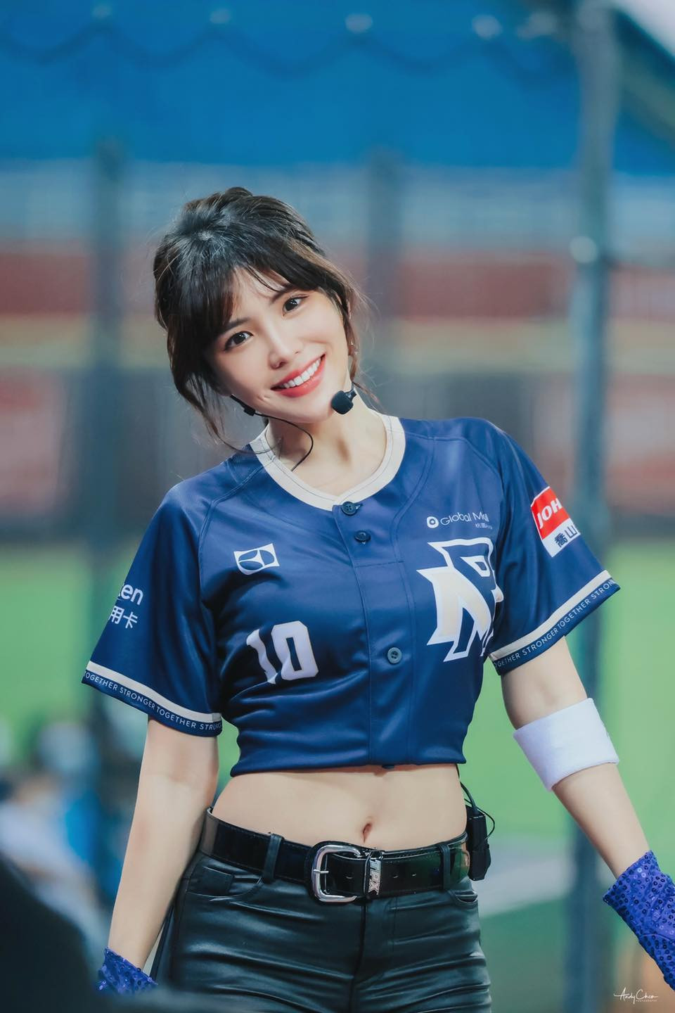 Theo tìm hiểu, Ula Shen không chỉ tham gia đội cổ vũ mà còn phát hành đĩa đơn, tham gia đóng kịch và thành công với vai trò của một MC.