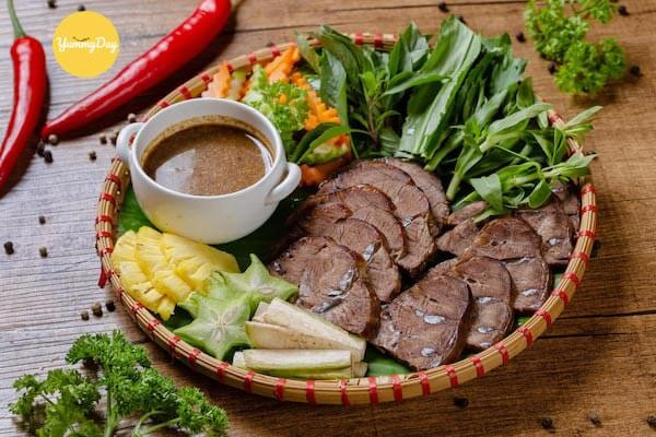 Thịt bò rất giàu nguyên tố vi lượng, sắt và phốt pho,… góp phần tổng hợp hemoglobin trong cơ thể, giúp ích cho bệnh nhân thiếu máu do thiếu sắt. Thịt bò cũng có thể thúc đẩy quá trình tổng hợp protein, tăng cường khả năng miễn dịch, chống oxy hóa, làm chậm quá trình lão hóa.