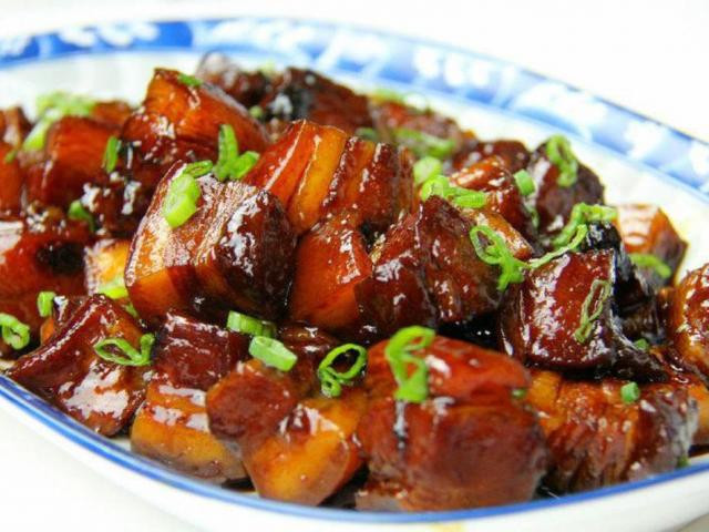 Ông Dương cũng thắc mắc rằng: "Thưa bác sĩ, hầu hết những người ở độ tuổi chúng tôi đều bị cao huyết áp và mỡ máu cao, không nên ăn ít đi thịt sao?"