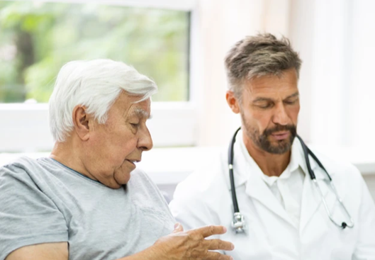 Ông Dương, 62 tuổi, người Hồ Bắc, Trung Quốc thời gian gần đây luôn cảm thấy chóng mặt, suy nhược, mắt mờ, đi bộ một lúc thì thấy mệt mỏi và uể oải. Đến bệnh viện khám, ông Dương được biết mình bị thiếu máu do thiếu sắt, nguyên nhân là vì không chịu ăn thịt.