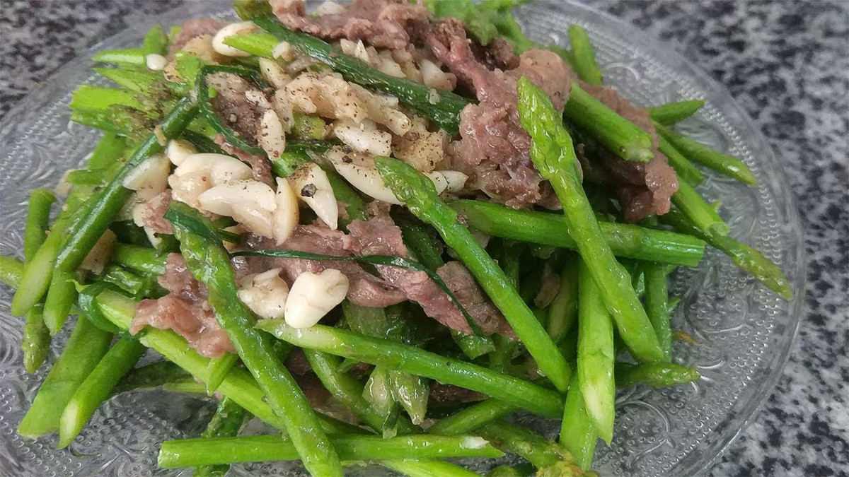 Đồng thời, thịt bò còn chứa các thành phần có khả năng ức chế hoạt động của tế bào ung thư, có tác dụng phòng chống ung thư nhất định. Ngoài ra, thịt bò có hàm lượng calo và cholesterol thấp nên rất thích hợp cho người già ăn.