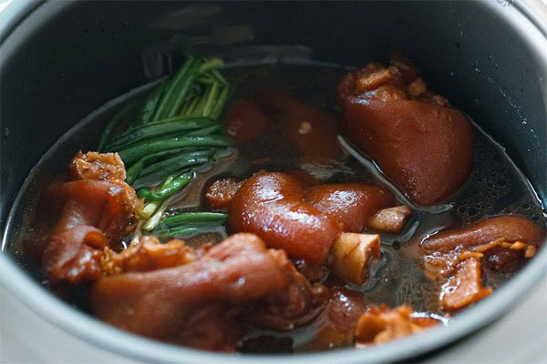 Bác sĩ nghe vậy liền trả lời, ở độ tuổi của ông Dương, nên ăn ít thịt mỡ và các loại thịt có hàm lượng cholesterol cao. Điều này đúng bởi nếu ăn quá nhiều các loại thịt này quả thực sẽ làm tăng nguy cơ mắc các bệnh về tim mạch và mạch máu não, không có lợi cho sức khỏe người trung niên và người cao tuổi.