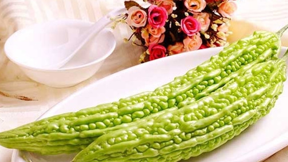 Mướp đắng là một loài thực vật thuộc chi Momordica trong họ Bầu bí, có giá trị kinh tế cao, trong quả mướp đắng có chứa glycosid vị đắng, có tác dụng thanh nhiệt, giải nhiệt, hạ hỏa, đặc biệt thích hợp cho mùa hè. Thế nhưng bạn có biết mướp đắng không được ăn với gì không? Chúng ta cùng nhau tìm hiểu nhé.