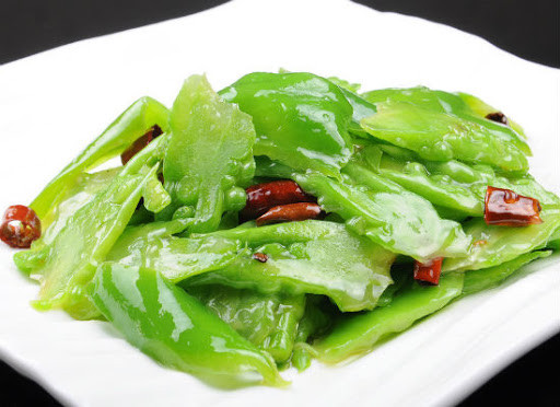 Món ớt xanh xào mướp đắng cũng rất ngon, dễ chế biến, tốn ít thời gian.