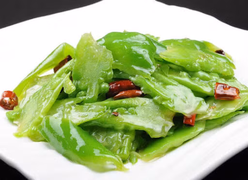 Món ớt xanh xào mướp đắng cũng rất ngon, dễ chế biến, tốn ít thời gian.