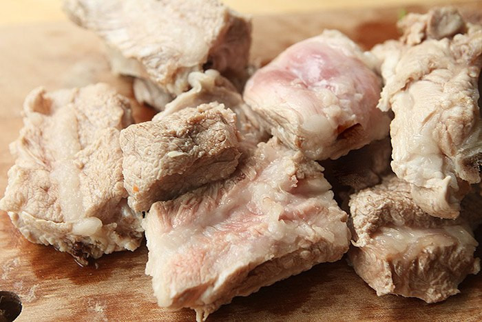 Nhiều người nghĩ rằng mướp đắng thanh nhiệt, giải độc, nếu như nấu với sườn thành canh sẽ tạo nên món ăn ngon vừa bổ.