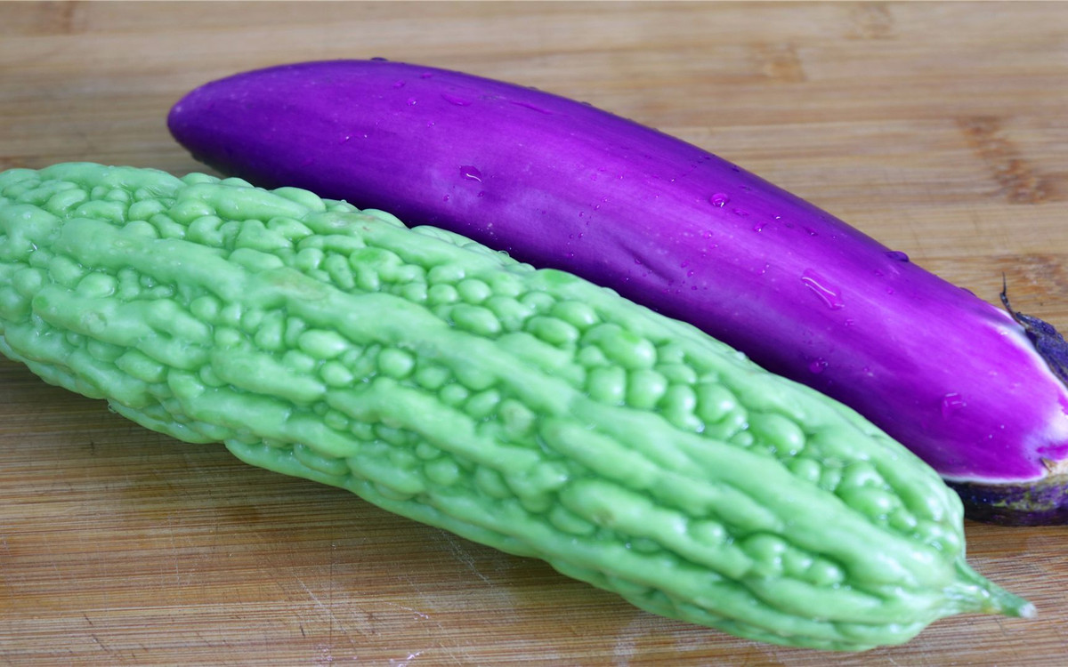 Mướp đắng ăn cùng cà tím. Mướp đắng có tác dụng giảm mệt mỏi, minh mẫn trí óc, bổ khí, cường dương, trì hoãn sự lão hóa, cà tím có tác dụng giảm đau, thúc đẩy tuần hoàn máu, thanh nhiệt, tiêu sưng, giải uất. giảm đau và lợi tiểu, chống vỡ mạch, làm dịu huyết áp, hết ho ra máu,… Sự kết hợp của cả hai là một món ăn lý tưởng cho bệnh nhân tim mạch.