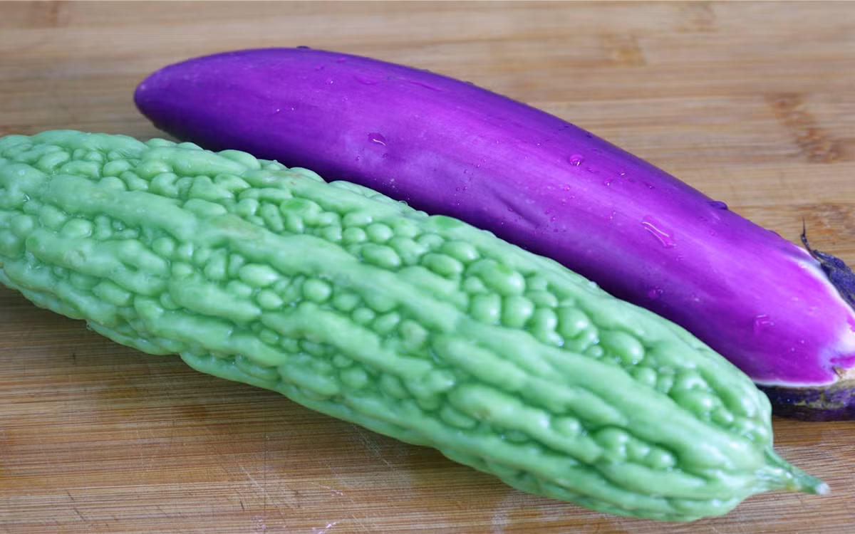 Mướp đắng ăn cùng cà tím. Mướp đắng có tác dụng giảm mệt mỏi, minh mẫn trí óc, bổ khí, cường dương, trì hoãn sự lão hóa, cà tím có tác dụng giảm đau, thúc đẩy tuần hoàn máu, thanh nhiệt, tiêu sưng, giải uất. giảm đau và lợi tiểu, chống vỡ mạch, làm dịu huyết áp, hết ho ra máu,… Sự kết hợp của cả hai là một món ăn lý tưởng cho bệnh nhân tim mạch.