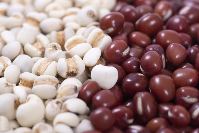 Nào ngờ, năm ngoái ông Trịnh mắc bệnh mỡ máu. Bác sĩ nói với ông Trịnh rằng ông phải kiểm soát chế độ ăn uống của mình và ăn ít dầu mỡ, ít đường, hạn chế thức ăn nhiều chất béo, ăn nhiều rau và trái cây tươi.