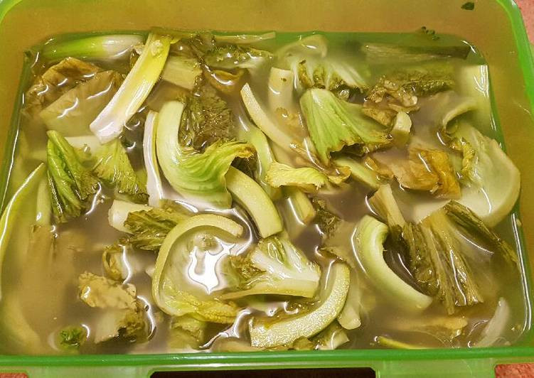 Đầu tiên là dưa chua, bệnh nhân mắc bệnh mạch máu cố gắng ăn càng ít dưa muối càng tốt, dưa chua chủ yếu được làm từ muối và các gia vị khác. Các ion natri trong muối xâm nhập vào cơ thể không chỉ làm tổn thương thành trong của mạch máu mà còn làm sưng các cơ trơn của mạch máu.