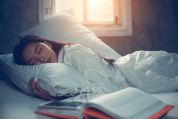 Thứ hai, ngủ đủ giấc, việc duy trì giấc ngủ đầy đủ là rất quan trọng, nếu bạn luôn trong tình trạng thiếu ngủ hoặc lo lắng sẽ kích thích tiết adrenaline, ảnh hưởng đến tốc độ máu và quá trình trao đổi chất, dễ bị huyết khối, tắc nghẽn mạch máu, nhồi máu não, co giật.