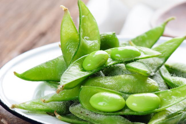 Thứ hai là đậu nành luộc. Rất nhiều người thích ăn đậu nành luộc, cho rằng đây là món ăn vừa tiên vừa ngon. Thực tế, đậu nành luộc có hàm lượng calo cao, ăn quá nhiều sẽ dẫn đến thừa carbohydrate dễ dẫn đến tình trạng thừa carbohydrate.