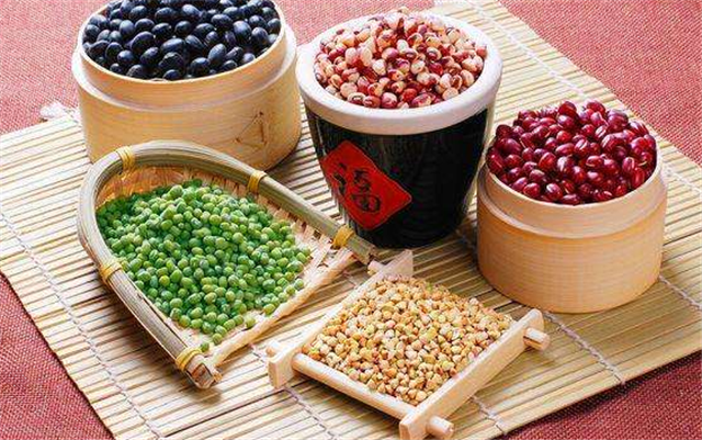 Qua trường hợp của ông Trịnh, bác sĩ nhấn mạnh một lần nữa, nên ăn uống hợp lý, ăn nhiều ngũ cốc không có nghĩa là ngày ba bữa đều ăn ngũ cốc. Thêm vào đó, cũng cần chú ý ăn ít hai loại thực phẩm sau.