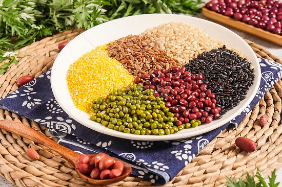 Thế nhưng ông Trịnh lại ăn quá thường xuyên và liên tục suốt thời gian dài. Ngũ cốc nguyên hạt tuy tốt nhưng không thích hợp ăn suốt cả ngày và ăn liên tục bởi hầu hết các loại ngũ cốc thô này là yến mạch, ngô, khoai lang chứa nhiều cacbohydrat, ăn quá nhiều dễ làm tăng cacbohydrat trong cơ thể để rồi chuyển hóa thành chất béo. Chất béo tích tụ trong cơ thể dẫn đến triglycerid cao làm tăng nguy cơ mắc các bệnh tim mạch và mạch máu não.