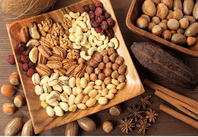 Đã hơn nửa năm trôi qua, ông Trịnh ngày nào cũng ăn một số loại rau củ quả, ngoài ra còn ăn một số loại thịt ít chất béo, nhưng không ngờ mới đây, ông đột nhiên ngất xỉu và được đưa đến bệnh viện cấp cứu. Qua kiểm tra sơ bộ cho thấy ông Trịnh bị nhồi máu não đột ngột, có một khối máu bị tắc trong não, mức chất béo trung tính đã tăng 6,8 milimol/lít, cần phải phẫu thuật ngay lập tức.