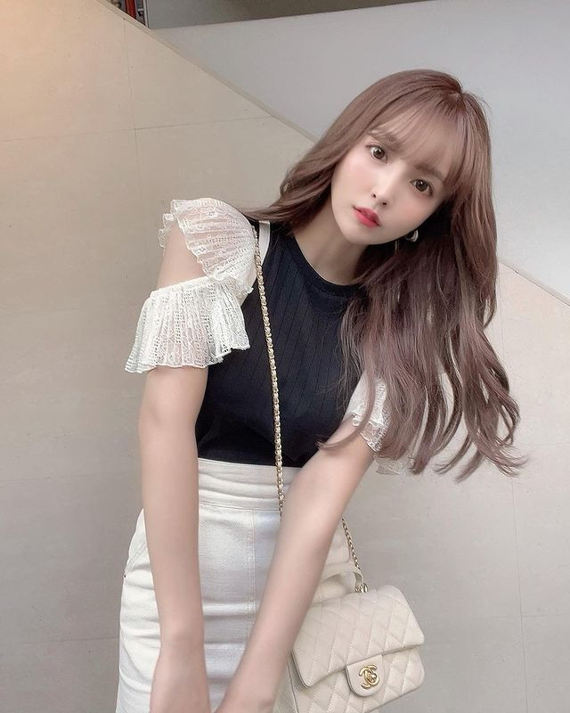 Trong cuộc sống đời thường, Mikami Yua sở hữu gu thời trang nữ tính, tinh tế.