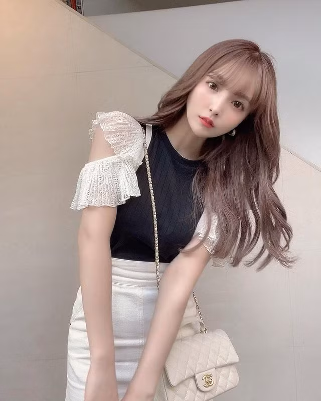 Trong cuộc sống đời thường, Mikami Yua sở hữu gu thời trang nữ tính, tinh tế.