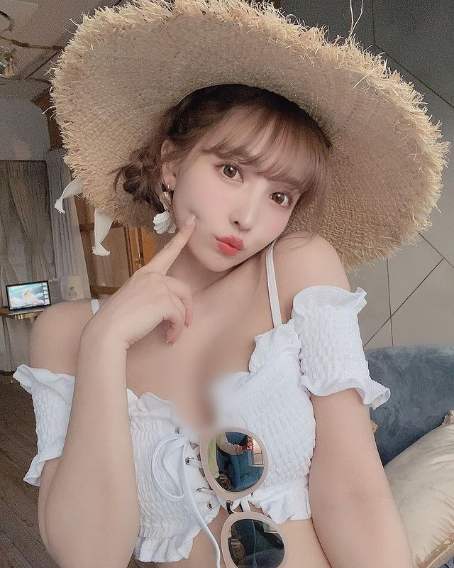 Sở hữu khuôn mặt xinh đẹp không tuổi, Mikami Yua thực sự biết cách khiến người hâm mộ luôn luôn phải chú ý đến mình.