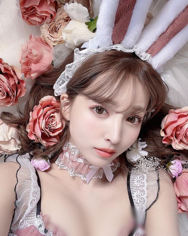 Cô nàng cũng cực chăm chỉ tham gia làm người mẫu chụp hình cho những nhãn hàng, thương hiệu thời trang, thương hiệu đồ nội y.