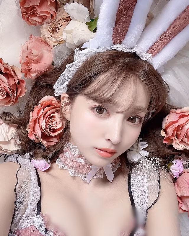 Cô nàng cũng cực chăm chỉ tham gia làm người mẫu chụp hình cho những nhãn hàng, thương hiệu thời trang, thương hiệu đồ nội y.