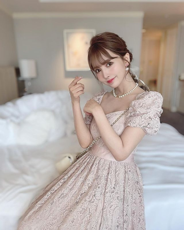 Cô nàng tích cực tham gia các hoạt động ngoài lề, hoạt động PR, quảng cáo đồng thời thường xuyên xuất hiện trên các gameshow và sự kiện.