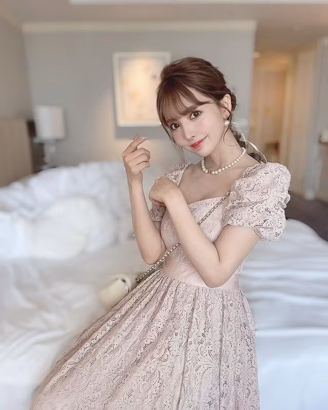 Cô nàng tích cực tham gia các hoạt động ngoài lề, hoạt động PR, quảng cáo đồng thời thường xuyên xuất hiện trên các gameshow và sự kiện.