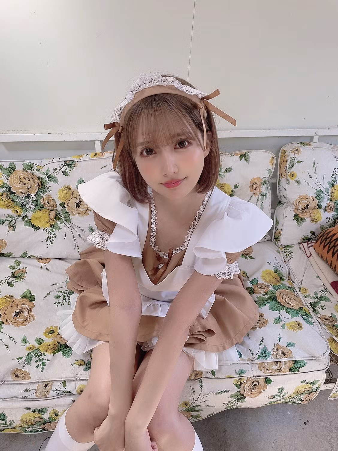 Chỉ khi làm việc, Mikami Yua mới diện những trang phục bắt mắt. Trong ảnh là nữ thần tượng mặc đồ cô hầu gái, chụp ảnh cho shop thời trang chuyên đồ cosplay.