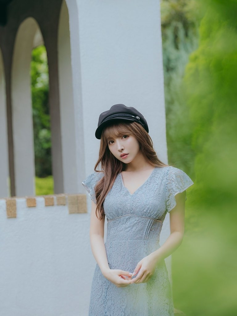 Cô nàng thường diện những bộ trang phục điệu đà, khoe dáng vẻ xinh đẹp như nữ thần của mình.