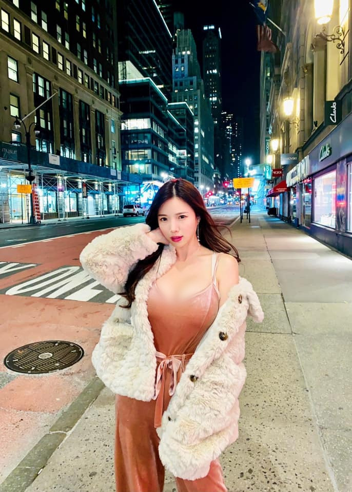 Ngay cả vào mùa đông, khi khí trời lạnh giá, nhiều cô gái trẻ mặc hết lớp nọ đến lớp kia, Lam Tinh Lôi cũng vẫn lựa chọn phong cách thiếu vải, khoe ngực khủng, vai trần.