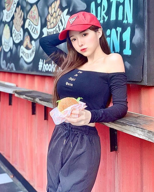 Ngay cả khi diện đồ thể thao, Lam Tinh Lôi cũng kéo áo trễ nải để khoe ngực khủng, và xương quai xanh.