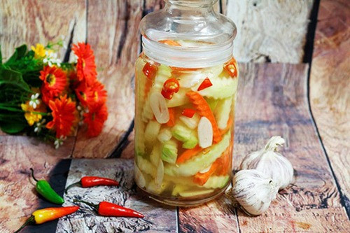 Đồ muối chua có thể bảo quản được lâu vì lượng muối cho vào nhiều, thức ăn có hàm lượng muối cao đi vào cơ thể có thể làm tổn thương niêm mạc đường tiêu hóa, gây viêm, loét đường tiêu hóa và các vấn đề khác nếu để lâu dài, nó có thể làm tăng khả năng ung thư.