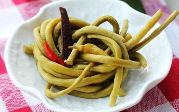 Ngoài ra, thực phẩm ngâm chua có thể tạo ra nitrit, chất này sau khi vào cơ thể sẽ chuyển hóa thành nitrosamine, có khả năng gây ung thư mạnh và cực kỳ nguy hại cho sức khỏe.