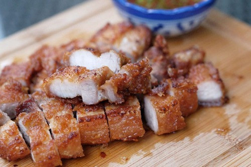 3 - Đồ nướng chiên: Thực phẩm chiên và nướng thực sự rất ngon, nhưng trong quá trình chiên và nướng có thể tạo ra các chất gây ung thư như hydrocacbon thơm đa vòng và benzopyrene.