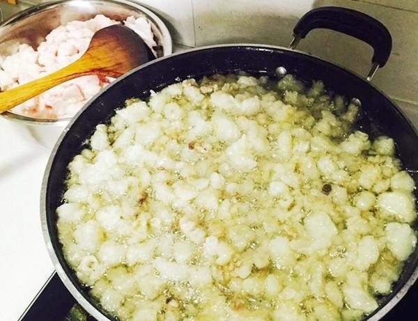 Trước đây, mỡ lợn được cho là chứa nhiều chất béo bão hòa và cholesterol làm tăng nguy cơ béo phì và các bệnh tim mạch. Thế nhưng qua nhiều nghiên cứu, các nhà khoa học đã chỉ ra, mặc dù có axit béo bão hòa nhưng mỡ lợn giày vitamin B, D và các khoáng chất tốt cho sức khỏe, giúp thúc đẩy hấp thụ canxi.