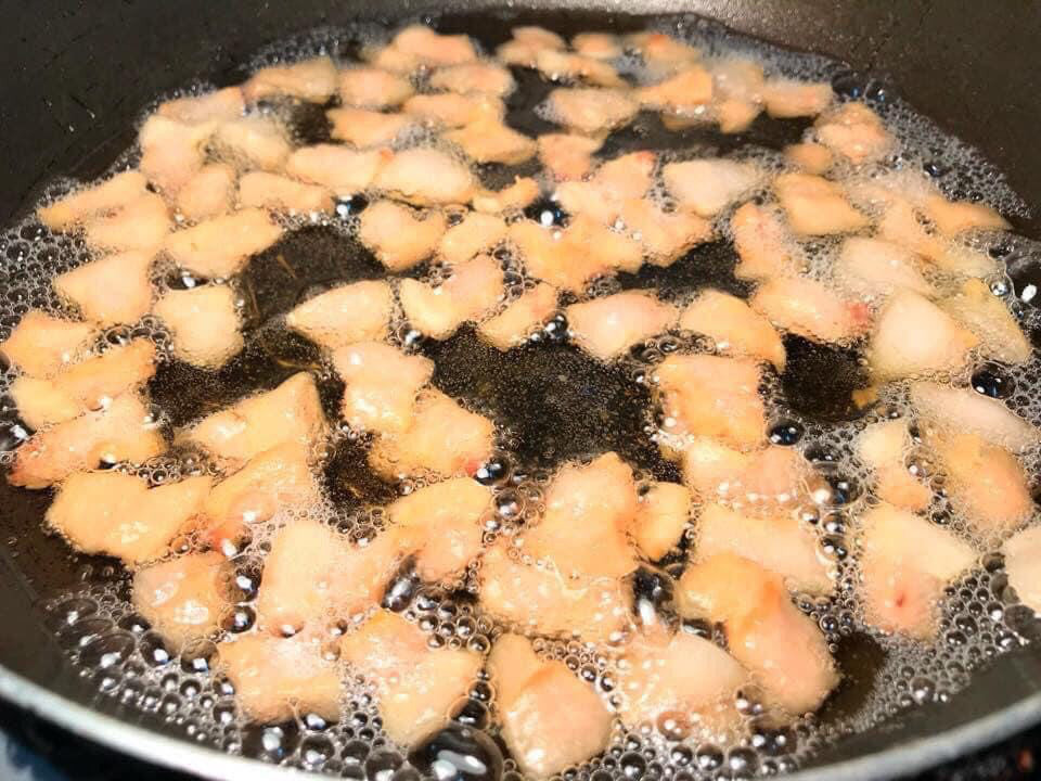 Đầu tiên, trước khi bắc nồi lên bếp thì cho một lượng nước thích hợp vào. Khi đun từ từ trên lửa nhỏ cho tới sôi, khuấy liên tục. Cho nước vào là để mỡ không bị dính đáy nồi, không bị cháy, đen. Mỡ cũng sẽ bay hơi toàn bộ trong quá trình rán.