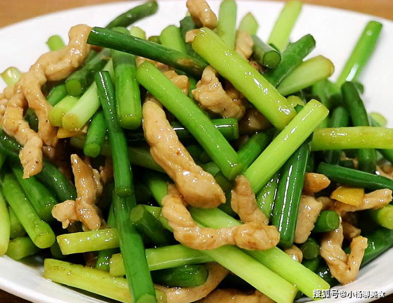 Cuối cùng, thành phần provitamin A trong ngồng tỏi có thể chuyển hóa thành beta-carotene – một trong những chất oxy hóa có khả năng bảo vệ sức khỏe thị lực trực tiếp.