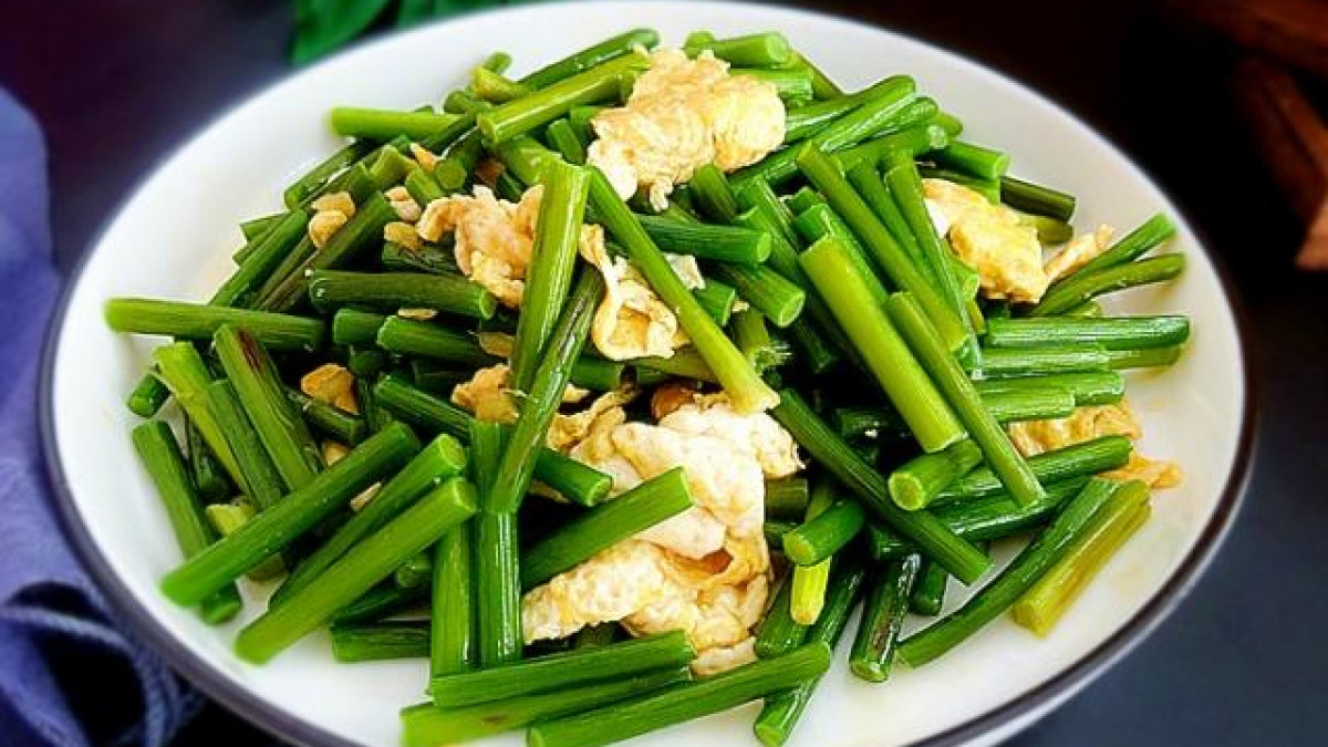 Những người cao tuổi xương khớp đã bị thoái hóa nên ăn nhiều ngồng tỏi hơn để kịp thời bảo vệ xương khớp của mình.