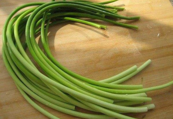 Trong 100g ngồng tỏi sống chỉ cung cấp 30 calorie nhưng lại rất giàu chất xơ, vitamin C và provitamin A.