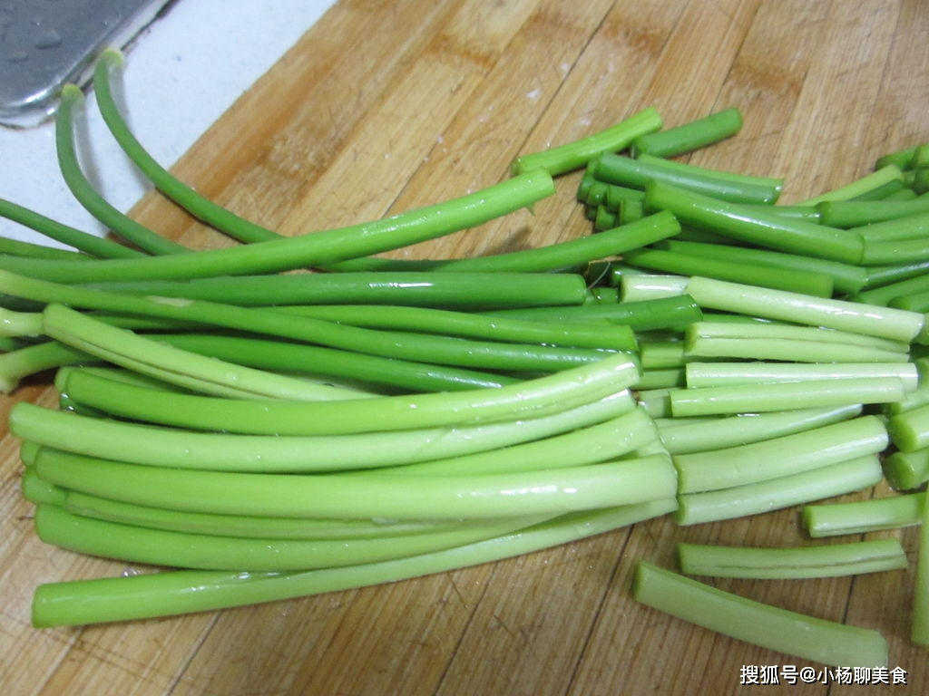 Ngoài ra, các thành phần lưu huỳnh trong ngồng tỏi làm tăng glutathione – một trong những chất chống oxy hóa hiệu quả nhất của cơ thể. Hợp chất này sẽ đảm nhận chức năng bảo vệ các tế bào của cơ thể khỏi các tác nhân gây bệnh như vi khuẩn hoặc virus, thậm chí cả các yếu tố tâm lý như căng thẳng, lo âu cũng được cải thiện.