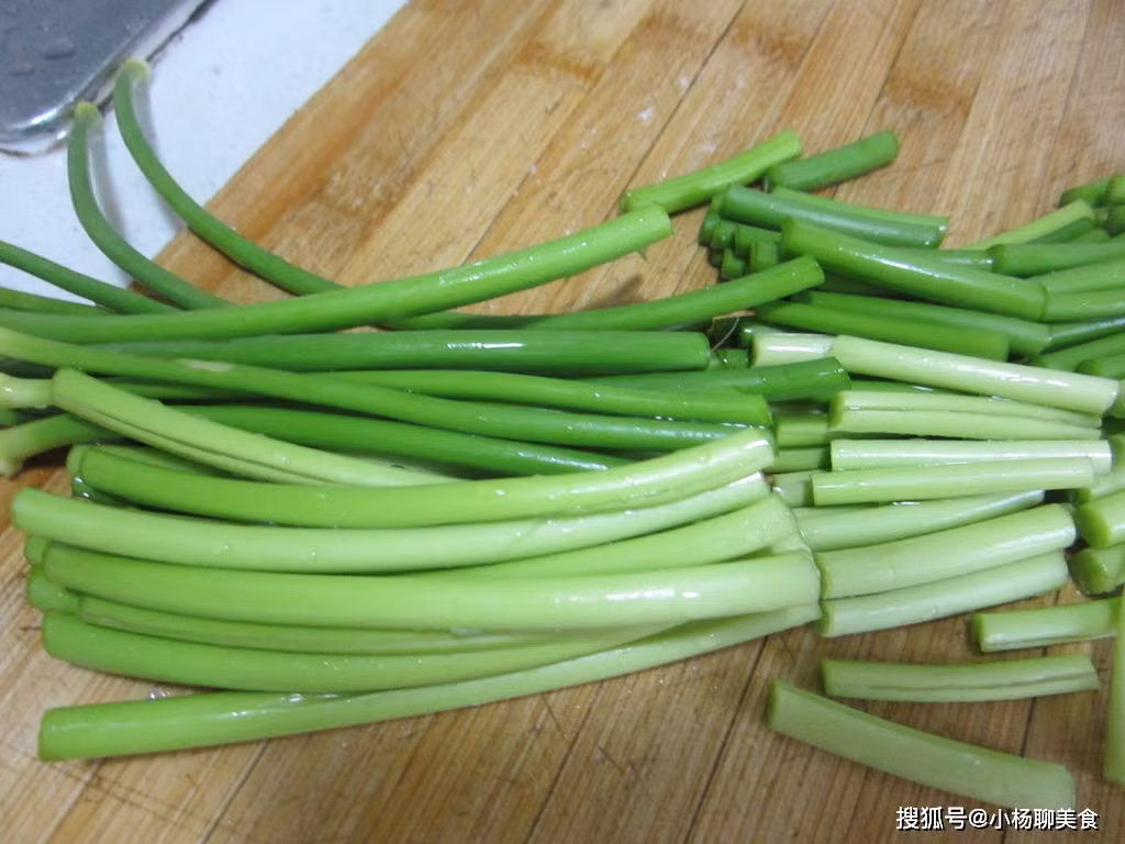 Ngoài ra, các thành phần lưu huỳnh trong ngồng tỏi làm tăng glutathione – một trong những chất chống oxy hóa hiệu quả nhất của cơ thể. Hợp chất này sẽ đảm nhận chức năng bảo vệ các tế bào của cơ thể khỏi các tác nhân gây bệnh như vi khuẩn hoặc virus, thậm chí cả các yếu tố tâm lý như căng thẳng, lo âu cũng được cải thiện.