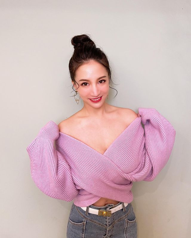 Cũng do thân hình mảnh mai, chiều cao khá ổn, gần như không có bất cứ trang phục nào làm khó được hot mom này.