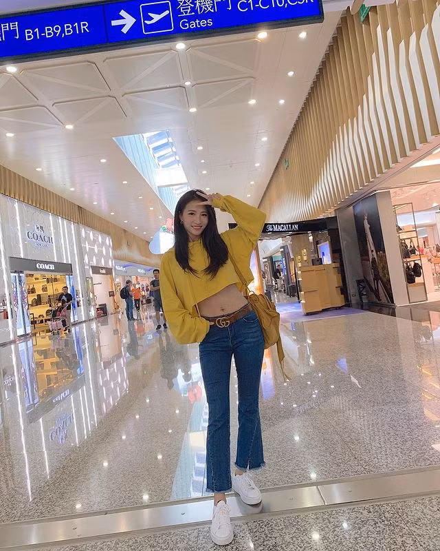 Nhìn những hình ảnh của Lâm Thải Đề, chẳng ai nói cô nàng đã lên chức mẹ, trông hot mom chỉ như một cô gái tuổi đôi mươi, vô cùng trẻ trung và tràn ngập sức sống.