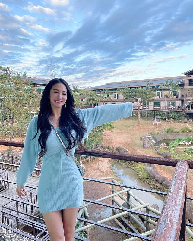 Ngay cả trang phục váy len liền thân, vốn dĩ rất dễ để lộ khuyết điểm cơ thể nhưng Lâm Thải Đề mặc lên lại xinh đẹp bội phần.