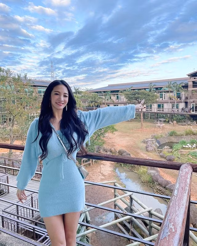 Ngay cả trang phục váy len liền thân, vốn dĩ rất dễ để lộ khuyết điểm cơ thể nhưng Lâm Thải Đề mặc lên lại xinh đẹp bội phần.